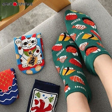 Charger l'image dans la galerie, Chaussettes Japonaises Kawaii - Lot de 4 paires avec motifs chats, sushis et carpes Koi pour les amoureux du Japon.