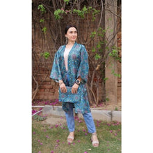 Charger l'image dans la galerie, Veste kimono Kaarigari X Amy en bleu hypnotique, avec des motifs à pois complexes inspirés de la nature et des imprimés numériques indiens traditionnels.