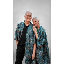 Charger l'image dans la galerie, Veste kimono Kaarigari X Amy en bleu hypnotique, avec des motifs à pois complexes inspirés de la nature et des imprimés numériques indiens traditionnels.