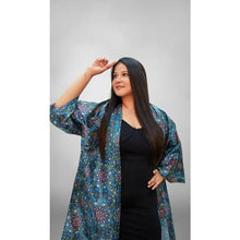 Charger l'image dans la galerie, Veste kimono Kaarigari X Amy en bleu hypnotique, avec des motifs à pois complexes inspirés de la nature et des imprimés numériques indiens traditionnels.