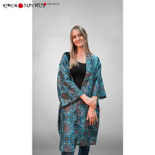 Charger l'image dans la galerie, Veste kimono Kaarigari X Amy en bleu hypnotique, avec des motifs à pois complexes inspirés de la nature et des imprimés numériques indiens traditionnels.