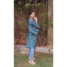 Charger l'image dans la galerie, Veste kimono Kaarigari X Amy en bleu hypnotique, avec des motifs à pois complexes inspirés de la nature et des imprimés numériques indiens traditionnels.