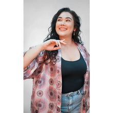 Charger l'image dans la galerie, Veste kimono en soie Kaarigari X Amy avec des motifs inspirés de la nature, une silhouette fluide et un mélange luxueux de soie et de rayonne, symbolisant l'infini.