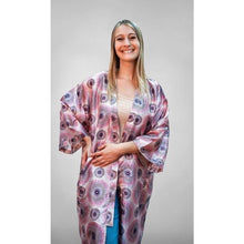 Charger l'image dans la galerie, Veste kimono en soie Kaarigari X Amy avec des motifs inspirés de la nature, une silhouette fluide et un mélange luxueux de soie et de rayonne, symbolisant l'infini.