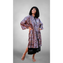 Charger l'image dans la galerie, Veste kimono Kaarigari X Amy – Mauve Envoûtant, avec des motifs à pois complexes inspirés de la nature avec un design apaisant et tranquille.