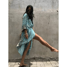 Charger l'image dans la galerie, Kimono bohème vert lagon pour femmes, élégant et léger.