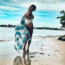 Charger l'image dans la galerie, Kimono de plage en soie bleue pour femme, à motif floral et taille ajustable, idéal pour la plage en été. Le kimono de plage BLUE FISH allie style et confort.