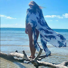 Charger l'image dans la galerie, Kimono de plage en soie bleue pour femme, à motif floral et taille ajustable, idéal pour la plage en été. Le kimono de plage BLUE FISH allie style et confort.