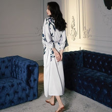 Charger l'image dans la galerie, KIMONO FEMME FLEUR BLEUE NIPPONE - Kimono Japonais