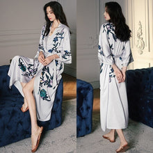 Charger l'image dans la galerie, KIMONO FEMME FLEUR BLEUE NIPPONE - Kimono Japonais