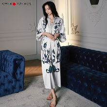 Charger l'image dans la galerie, Kimono Femme Floral Soyeux en tissu polyester soyeux et doux avec des imprimés floraux élégants pour un confort et une détente ultimes.