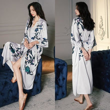 Charger l'image dans la galerie, Kimono Femme Floral Soyeux en tissu polyester soyeux et doux avec des imprimés floraux élégants pour un confort et une détente ultimes.