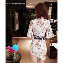 Charger l'image dans la galerie, Kimono Femme Geigi, un vêtement sexy aux motifs floraux japonais, parfait pour un look élégant et sensuel.