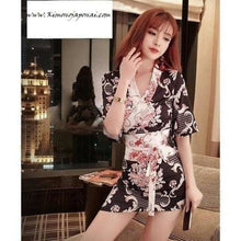 Charger l'image dans la galerie, Kimono Femme Geigi, sexy et soyeux, évoquant la sensualité japonaise avec des fleurs élégantes. Disponible sur KimonoJaponai.
