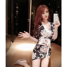 Charger l'image dans la galerie, Kimono Femme Geigi, élégant et sexy, avec fleurs japonaises pour un look inspiré des Geishas.