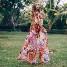 Charger l'image dans la galerie, Motif floral coloré sur un kimono de plage grande taille pour femme, avec manches trois-quarts et ceinture à nouer à la taille. Le kimono femme plage floral hippie apporte style et confort pour les journées d'été.