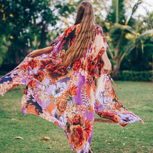 Charger l'image dans la galerie, Motif floral coloré sur un kimono de plage grande taille pour femme, avec manches trois-quarts et ceinture à nouer à la taille. Le kimono femme plage floral hippie apporte style et confort pour les journées d'été.
