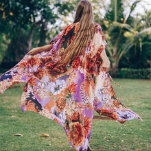 Charger l'image dans la galerie, Motif floral coloré sur un kimono de plage grande taille pour femme, avec manches trois-quarts et ceinture à nouer à la taille. Le kimono femme plage floral hippie apporte style et confort pour les journées d'été.