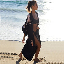 Charger l'image dans la galerie, KIMONO FEMME PLAGE NOIR FLORAL - Kimono Japonais