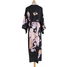 Charger l'image dans la galerie, KIMONO FEMME PLAGE NOIR FLORAL - Kimono Japonais