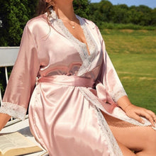 Charger l'image dans la galerie, KIMONO FEMME ROSE SATIN XXL - Kimono Japonais