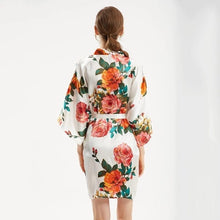 Charger l'image dans la galerie, Kimono Femme Satin Blanc Bouquet Rouge - Kimono Japonais