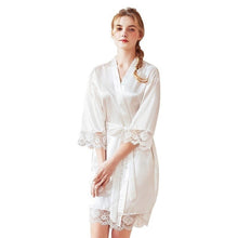Charger l'image dans la galerie, Kimono Femme Satin Blanc Dentelles - Kimono Japonais