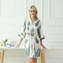 Charger l'image dans la galerie, Kimono Femme Satin Blanc Feuilles - Kimono Japonais