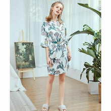 Charger l'image dans la galerie, Kimono Femme Satin Blanc Fleurs Jardin secret - Kimono Japonais