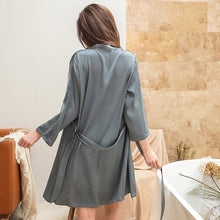 Charger l'image dans la galerie, Kimono Femme Satin Bleu Gris Passion - Kimono Japonais