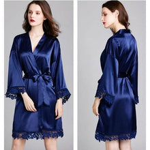 Charger l'image dans la galerie, Kimono Femme Satin Bleu Marine Dentelle - Kimono Japonais