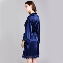 Charger l'image dans la galerie, Kimono Femme Satin Bleu Marine Dentelle - Kimono Japonais