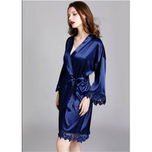 Charger l'image dans la galerie, Kimono Femme Satin Bleu Marine Dentelle - Kimono Japonais