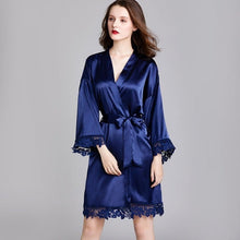 Charger l'image dans la galerie, Kimono Femme Satin Bleu Marine Dentelle - Kimono Japonais