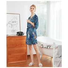 Charger l'image dans la galerie, Kimono Femme Satin Bleu Sakura - Kimono Japonais