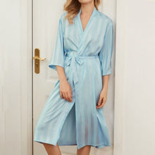 Charger l'image dans la galerie, Kimono Femme Satin Classique rose - Kimono Japonais