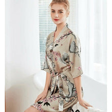 Charger l'image dans la galerie, Kimono Femme Satin Gris Sakura - Kimono Japonais