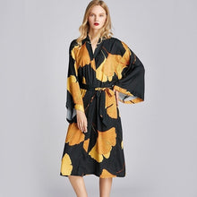 Charger l'image dans la galerie, Kimono Femme Satin Lotus Japonais - Kimono Japonais
