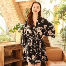 Charger l'image dans la galerie, Kimono Femme Satin Noir Bouquet - Kimono Japonais