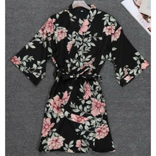 Charger l'image dans la galerie, Kimono Femme Satin Noir Fleurs Tokyo - Kimono Japonais