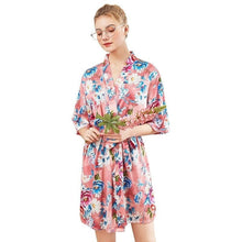 Charger l'image dans la galerie, Kimono Femme Satin Rose Bouquet Bleu - Kimono Japonais