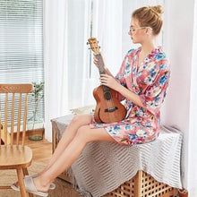 Charger l'image dans la galerie, Kimono Femme Satin Rose Bouquet Bleu - Kimono Japonais