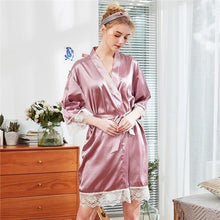 Charger l'image dans la galerie, Kimono Femme Satin Rose Dentelles - Kimono Japonais