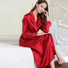 Charger l'image dans la galerie, KIMONO FEMME SATIN ROUGE FATAL - Kimono Japonais