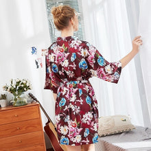 Charger l'image dans la galerie, Kimono Femme Satin Rouge Fleurs Bleues - Kimono Japonais