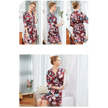 Charger l'image dans la galerie, Kimono Femme Satin Rouge Fleurs Bleues - Kimono Japonais
