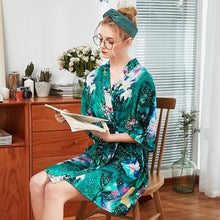 Charger l'image dans la galerie, Kimono Femme Satin Vert Bouquet magique - Kimono Japonais