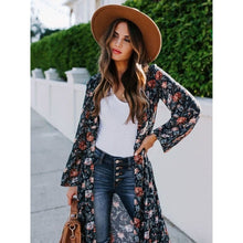 Charger l'image dans la galerie, Kimono femme vintage fleuri, léger, respirant et élégant. Le kimono femme vintage noir Romances est parfait en toute saison. Ce kimono femme offre un look élégant et féminin.