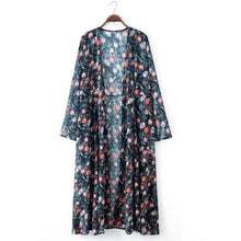 Charger l'image dans la galerie, Kimono femme vintage fleuri, léger, respirant et élégant. Le kimono femme vintage noir Romances est parfait en toute saison. Ce kimono femme offre un look élégant et féminin.