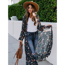 Charger l'image dans la galerie, Kimono femme vintage fleuri, léger, respirant et élégant. Le kimono femme vintage noir Romances est parfait en toute saison. Ce kimono femme offre un look élégant et féminin.